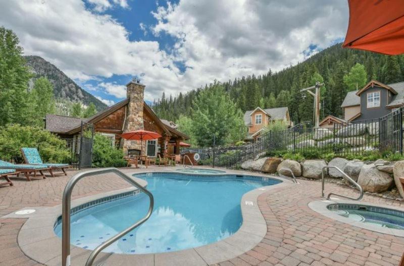 Private 2 Bedroom Townhome Located In East Keystone With Access To A Firepit, Hot Tub, And Billiards
